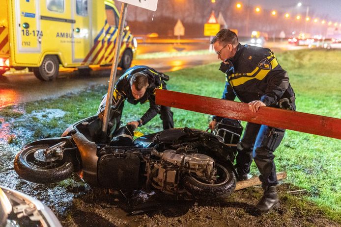 Het ongeluk gebeurde bij de Veerweg bij Oud-Alblas.