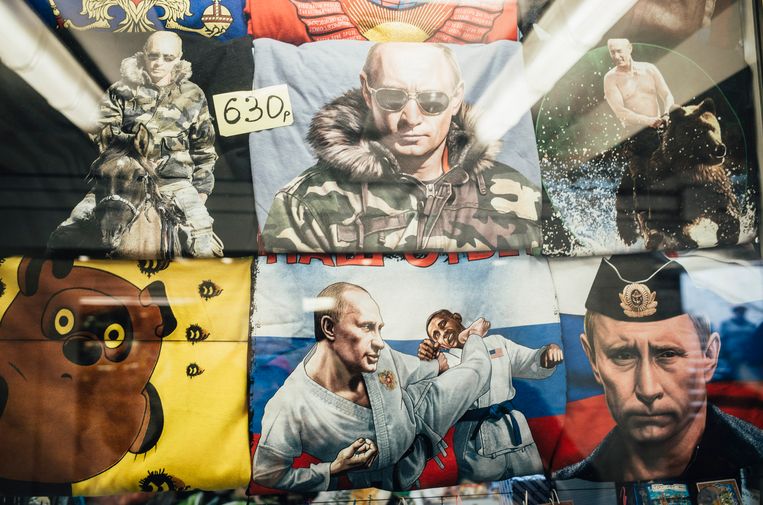 Het gezicht van de Russische leider siert de meest kitscherige toeristenprullen. Beeld Joris Casaer