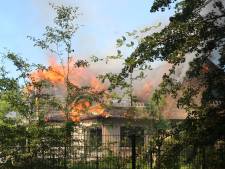 Uitslaande brand zorgt voor zware schade aan woning in Capelle aan den IJssel, vuur pas na uren blussen uit