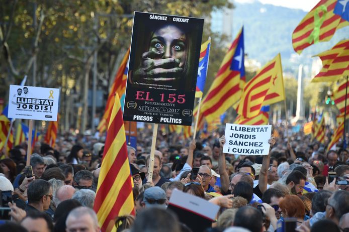 Protesten in Barcelona tegen eventueel ingrijpen in de autonomie van Catalonië.