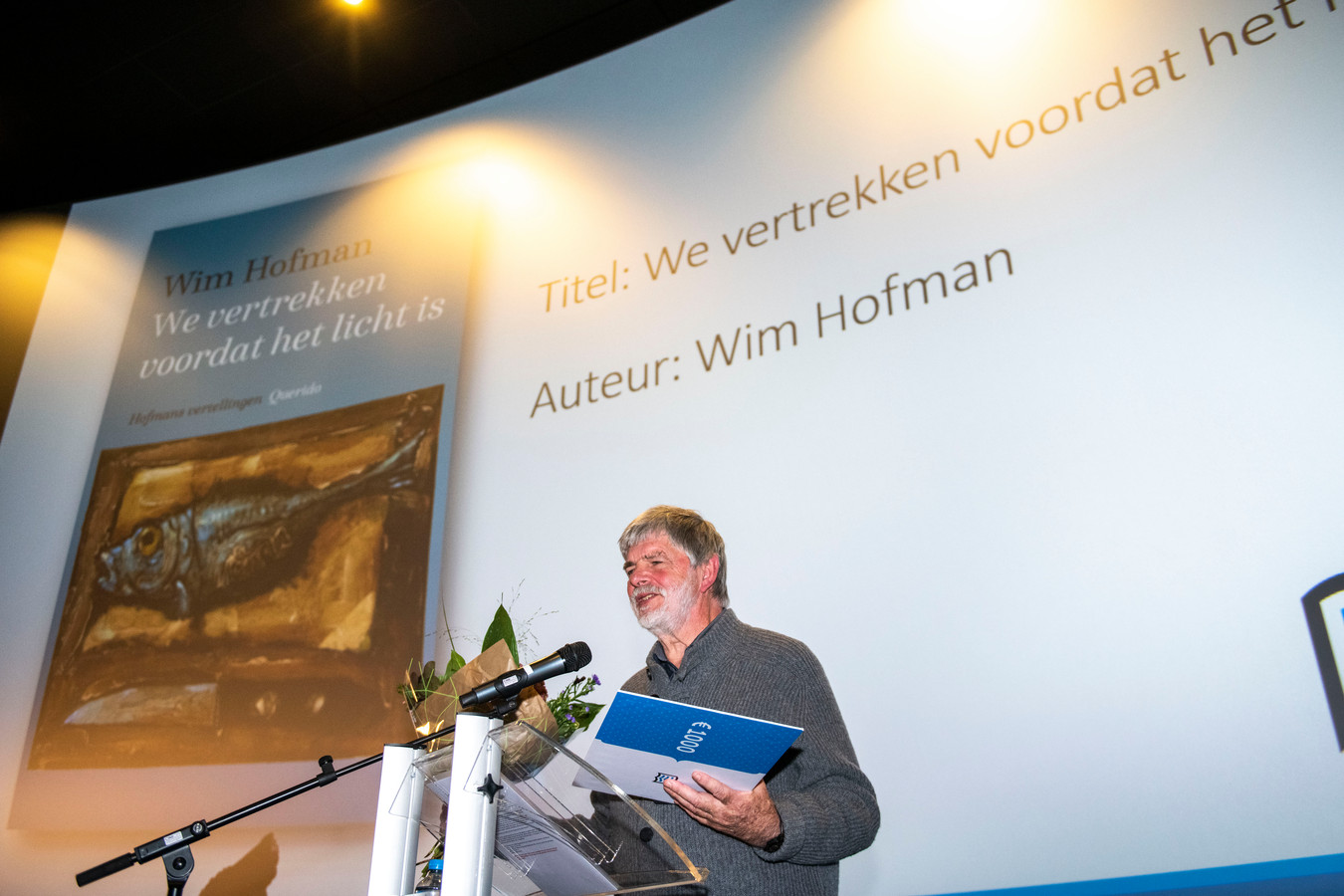De winnaar:  Wim Hofman met zijn boek We vertrekken voordat het licht is.