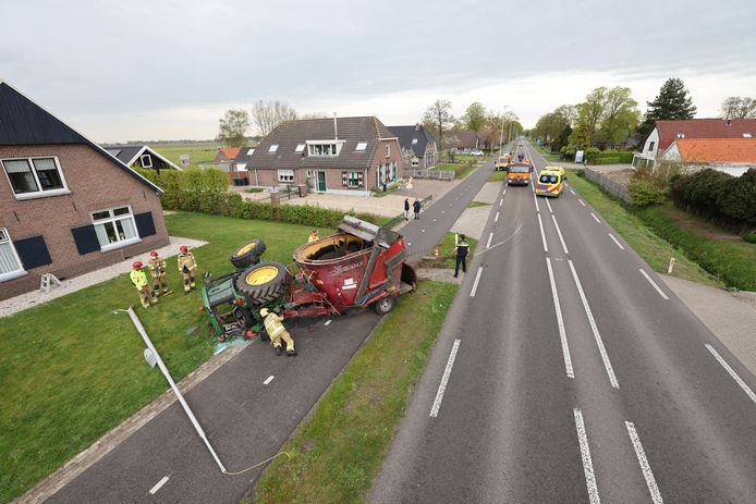 Wiel Vliegt Spontaan Los Trekker Raakt Van De Weg In Oldebroek Ik Hoorde Een Enorme Knal Veluwe Destentor Nl