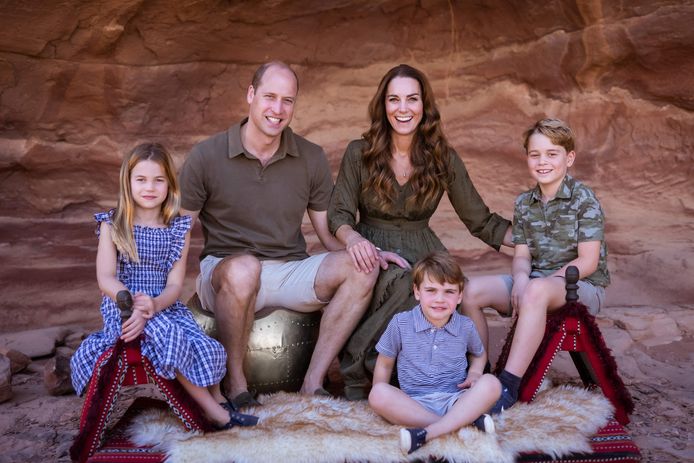 Le prince William, duc de Cambridge, Catherine, duchesse de Cambridge et leurs enfants, le prince George de Cambridge, la princesse Charlotte de Cambridge et le prince Louis de Cambridge, posant pour une photo de famille en Jordanie.