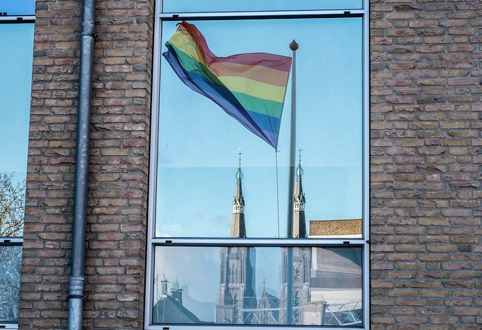 Op tal van plekken in Nederland werd de regenboog-vlag gehesen, als protest tegen de Nashville-verklaring, die wordt gezien als ‘homohaatmanifest’.