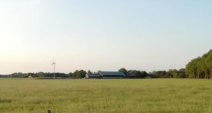 Impressie van hoe de windturbine eruit moet zien op het land van de familie Dasselaar.