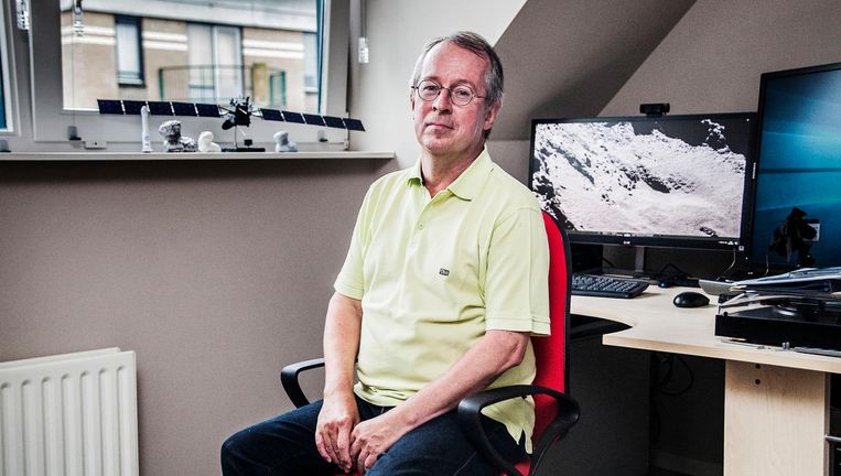 Komeetonderzoeker Fred Jansen thuis in Leiderdorp: 'Ik heb me het schompes gewerkt en ben er in feite ook te ver in gegaan.' Beeld Aurélie Geurts