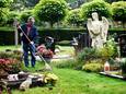 Kees van Rooij was 60 jaar lang werkzaam tussen de graven van Goirlenaren.