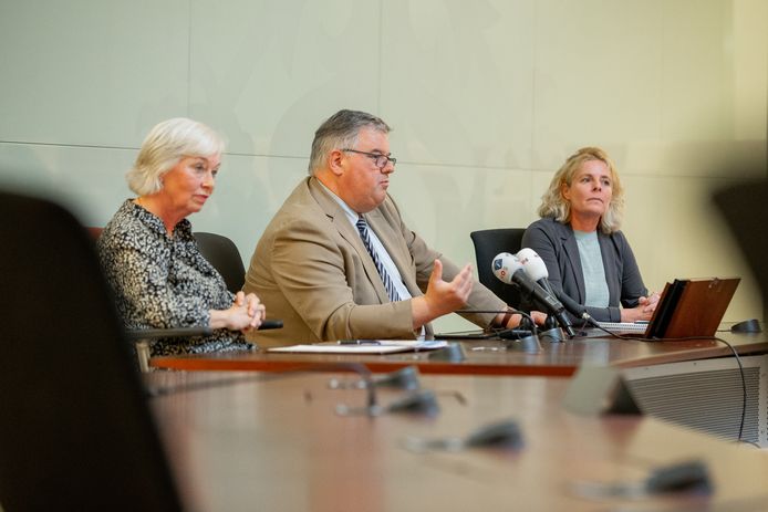 Burgemeester Hubert Bruls (midden) tijdens de persconferentie over noodopvanglocatie Heumensoord. Links burgemeester Marriët Mittendorff van de gemeente Heumen, rechts Pauline van Schie van het COA.