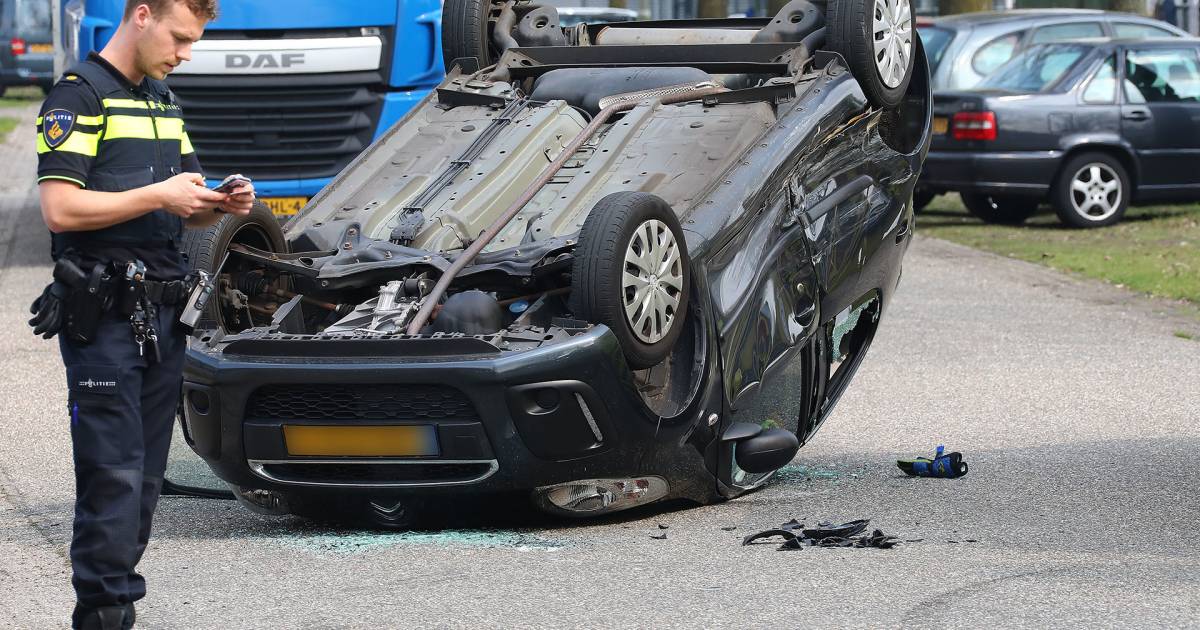 Auto belandt in sloot na frontale botsing in Oudewater.
