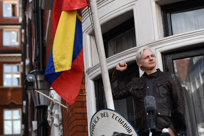 Een foto van Julian Assange uit 2017, toen hij in de Ecuadoraanse ambassade in Londen verbleef.