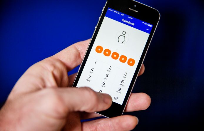 Internetbankieren met de Rabo-app. Dankzij de inspanningen van de bank krijgen miljoenen Nederlanders, ook bij andere grootbanken, nu duidelijkere afschriften.