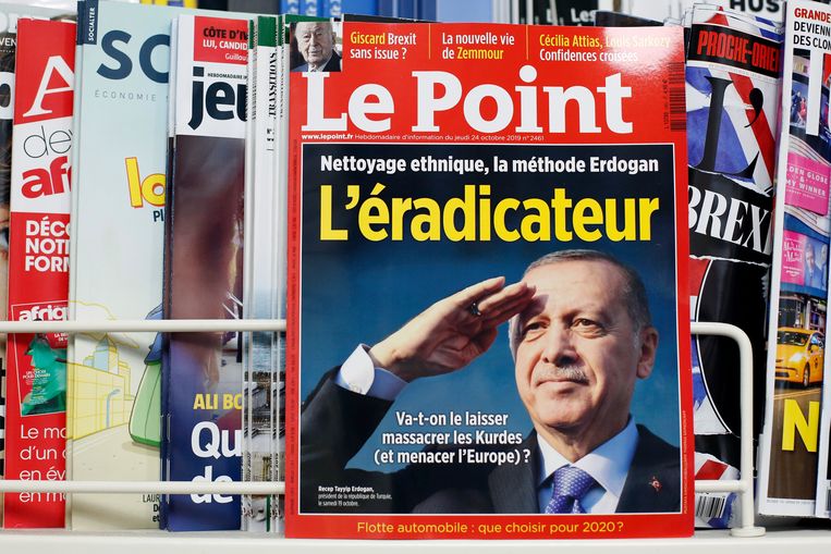 De advocaten van president Erdogan hebben een aanklacht ingediend tegen stafleden van het Franse weekblad Le Point. Het blad had op het omslag een foto geplaatst van Erdogan, met de tekst ‘De uitroeier’ en ‘Etnische zuivering: de Erdogan-methode’. Beeld AP