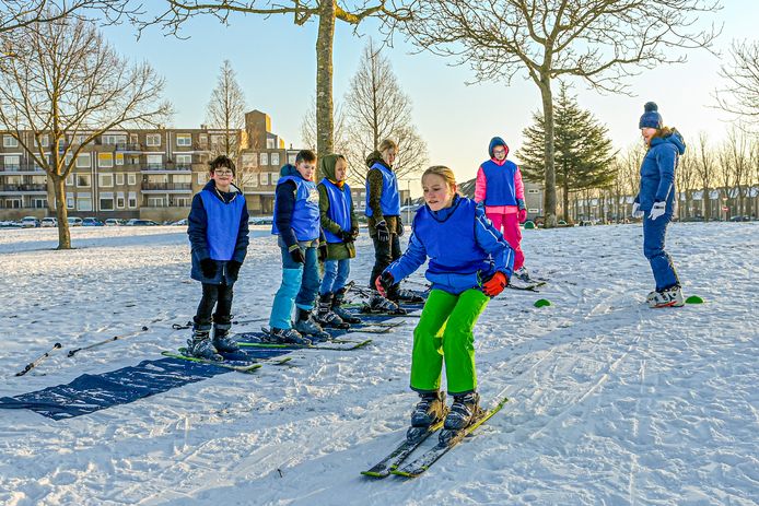 Zin engineering spreker Honderd kids leren skiën op de Bergse Plaat: 'Dit is echt veel leuker dan  gymles' | Winterweer*** | bndestem.nl
