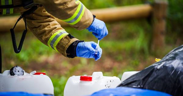 Twintig vaten en emmers gevonden met drugsafval in Wijk en Aalburg - BD.nl