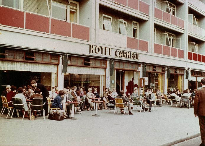 Het terras van Carnegie aan het Stationsplein in 1970.