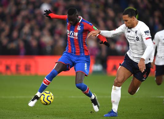 Cheikhou Kouyate (links) en Virgil van Dijk.