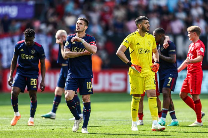 Dusan Tadic en Gerónimo Rulli druipen af na de kansloze nederlaag van Ajax bij FC Twente.