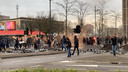 Rookbommen afgestoken voor het station.