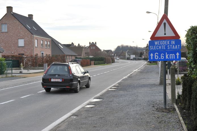 AWV plaatste op de Hundelgemsesteenweg tussen Merelbeke en Gavere 27 borden om aan te duiden dat het wegdek in slechte staat is.