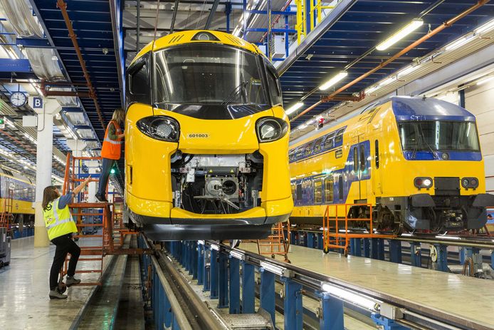 De Intercity Nieuwe Generatie staat na binnenkomst in Nederland in een hal van het NS-servicebedrijf.