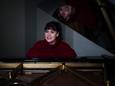 Lola Koolen leert uit zichzelf piano spelen, het is een van de dingen die haar helpen weer zin in het leven te krijgen.