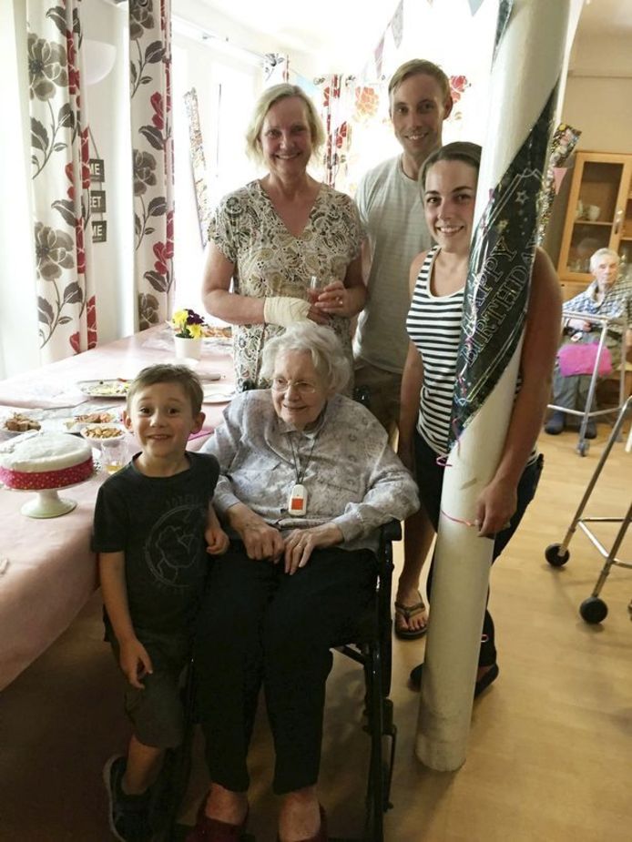 Rita Reynolds met dohter Cindy Phillips, kleinkinderen Henry en Mary achterkleinzoon Sebastien.