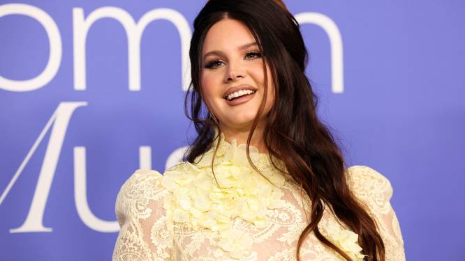 Zangeres Lana Del Rey (37) is verloofd: “Ze pronkt met diamanten ring”