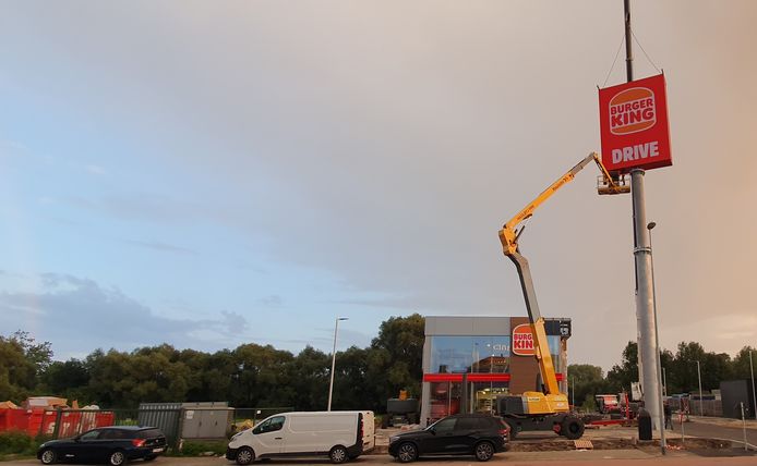 De pyloon in opbouw aan de vestiging van Burger King in Ninove.