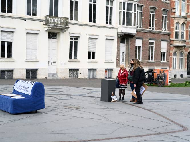 Actiegroep Woonzaak kaart dakloosheid aan met blauwe zetel op Herbert Hooverplein: “Een sofa is geen thuis”