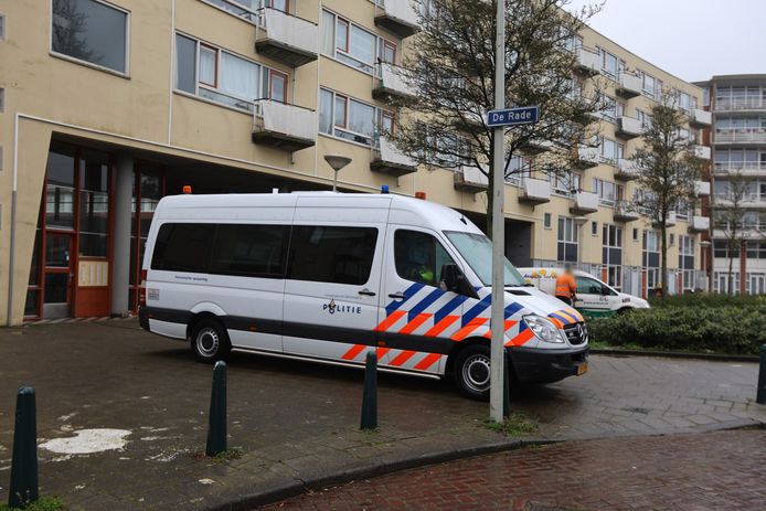 In een woning in De Rade in Den Haag werden zondagavond twee overleden personen aangetroffen.