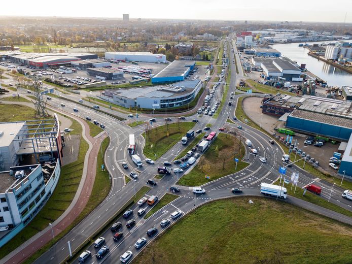 File bij een rotonde op de Nijmeege Energieweg.