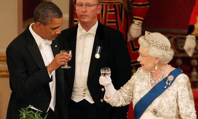 Obama: “Koningin Elizabeth liet mijn dochters rondrijden in haar gouden koets”