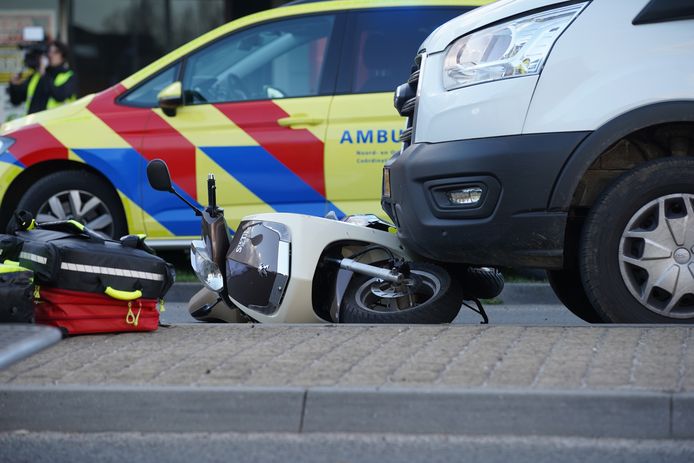 Bij een ongeval op de Zutphensestraat is een scooterrijder om het leven gekomen na een ongeval met een bestelbus.