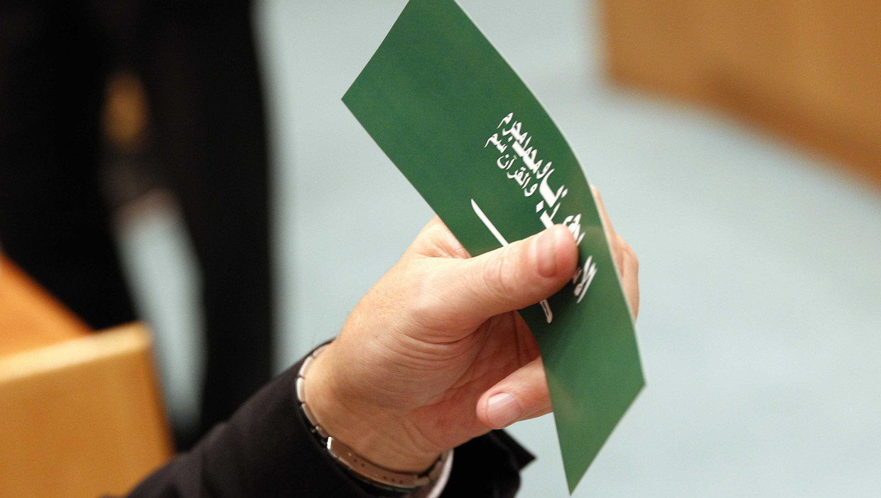 Wilders introduceerde de stickers enkele maanden geleden. Het gaat om een afbeelding van de vlag van Saudi-Arabië met de anti-islamitische tekst: ,,de islam is een leugen. Mohammed is een boef. De Koran is gif.'' Beeld ANP