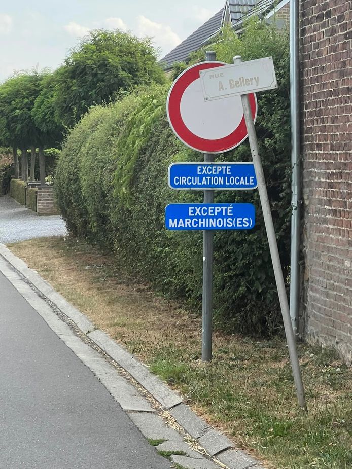 Un panneau illégal mentionnant "Excepté Marchinois(es)" a été installé, semble-t-il par un citoyen, aux entrées de la rue Armand Bellery. Ceux-ci ont, depuis, été retirés par la commune.