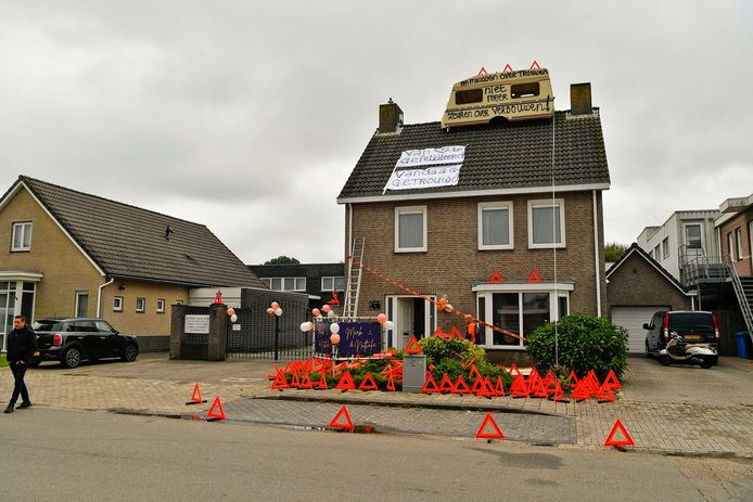 Anoniem Merchandising surfen Kersvers bruidspaar wordt verrast met caravan (Op het dak van hun huis) |  Binnenland | destentor.nl