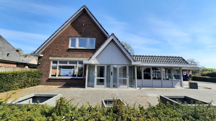 Voormalig zalencentrum De Veldhoen in Langerak zit dicht. Op last van de gemeente is het pand verzegeld; op het terrein zijn drugsafval en grondstoffen gevonden voor de productie van synthetische drugs, zegt de politie.