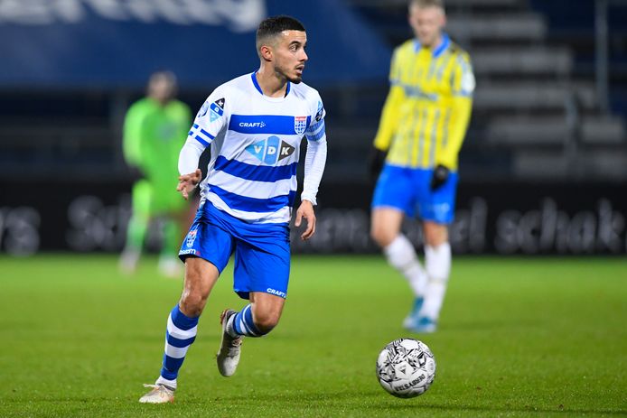Mustafa Saymak zoekt een afspeelmogelijkheid in de wedstrijd tegen RKC Waalwijk.