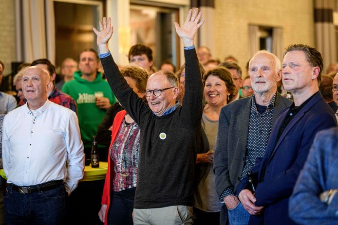 Han Daals van BurgerBelangen in winnaarsstemming, tijdens de uitslagenavond. De SP verloor één zetel en vindt dat er nu 'in achterkamertjes' een proces gaande is.