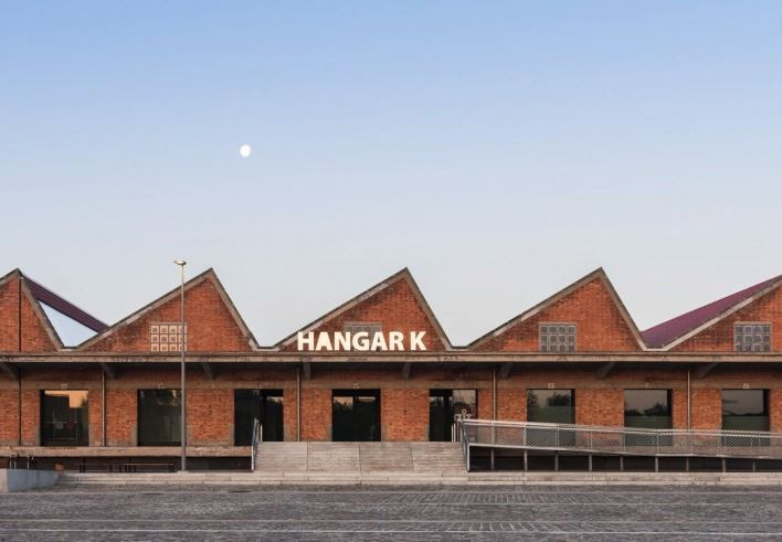 Hangar K barst uit zijn voegen, in de gerenoveerde oude spoorwegloods op het Nelson Mandelaplein.