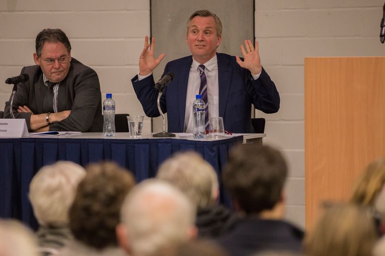  Eric van der Burg (rechts) botste als wethouder in Amsterdam ook met zijn eigen VVD-aanhang. In 2017 moest hij uitleggen waarom het erfpachtbeleid op de schop moest. Beeld Maarten Brante