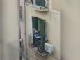 Italiaanse trompettist vermaakt hele buurt en speelt ‘Imagine’ vanop balkon