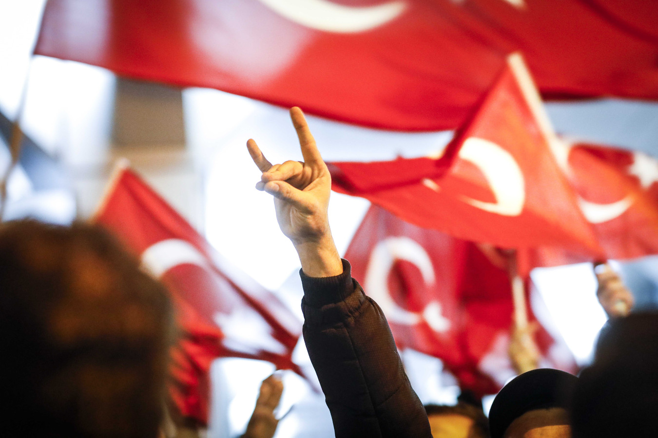 Het teken van de Grijze Wolven bij een demonstratie van Turkse Nederlanders bij het Turkse consulaat aan Westblaak.
