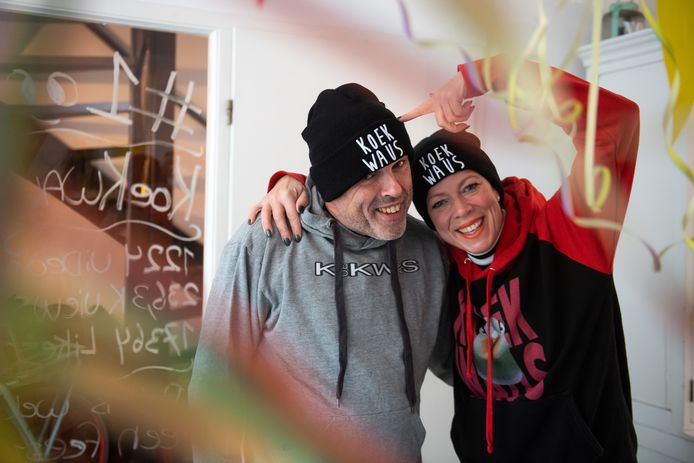 Nikolette van der Heide en George van der Pluym hadden een paar jaar geleden het idee om een carnavalsliedje op te nemen in een echte studio: Verrekte koukwaus. Nu twee jaar later gaat het lied viral en is het helemaal booming op tik tok.