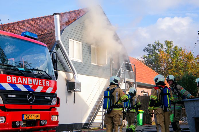 De brandweer is met vier wagens uitgerukt.