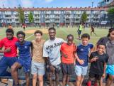 Voetballer Eljero Elia bezoekt wijk waar hij opgroeide: ‘Laat je niet afleiden door allerlei criminelen’