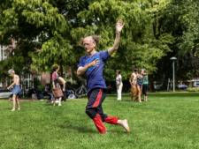 Hans ‘van de Dans’ staat elke zondagochtend in het Wilhelminapark: ‘ Dansen is gezond, je bent uit je hoofd