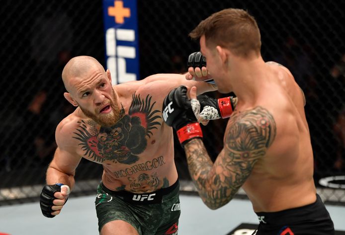 Conor McGregor uit Ierland (links) versus Dustin Poirier in hun  gevecht tijdens het UFC 257-evenement in de Etihad Arena op UFC Fight Island.