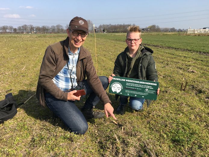 Vrijwilliger Henk van Paassen en boerenzoon Marinus van Laar op de plek waar het eerste kievitsei in het Binnenveld in 2022 is gevonden. Het ei lag op het land van boer David van Laar.