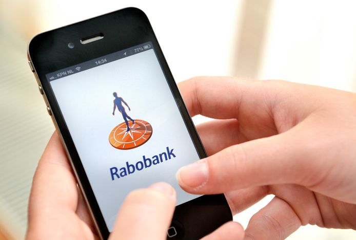 2013-07-17 09:57:34 DEN HAAG - Internetbankieren bij Rabobank met een smartphone. ANP XTRA LEX VAN LIESHOUT